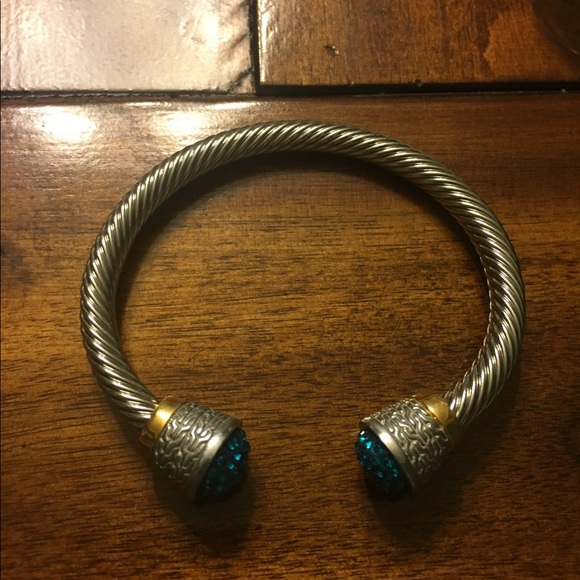 Twisted bangle with turquoise Swarovski elements - Picture 3 of 3